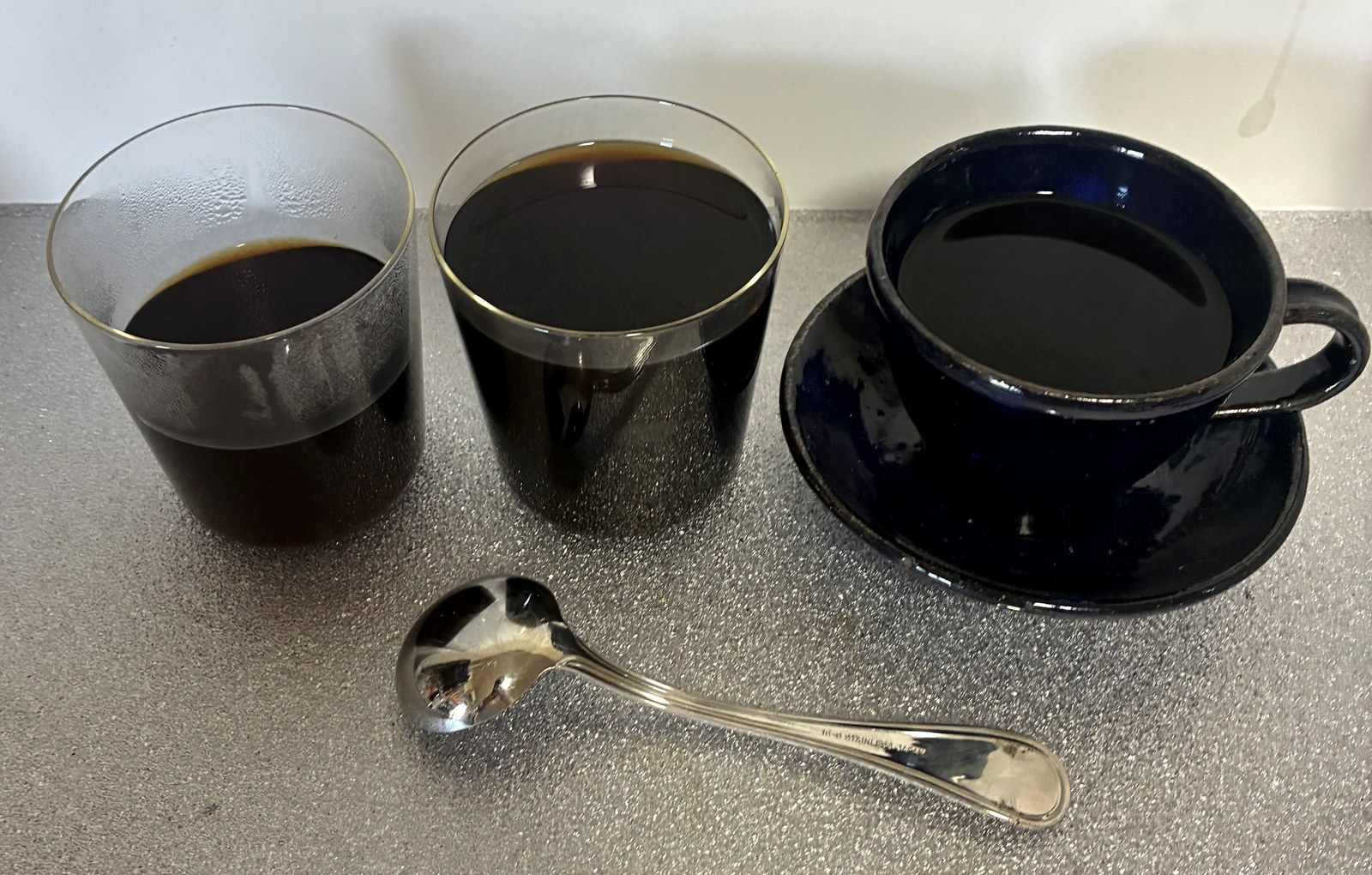 3通りの淹れ方で淹れたドリップバッグコーヒーを並べた写真